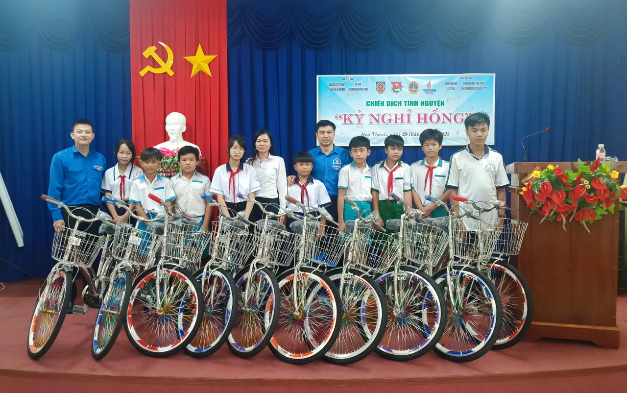 Đoàn Thanh niên Bộ Tư pháp mang pháp luật và an sinh đến với mảnh đất cực Nam của Tổ quốc