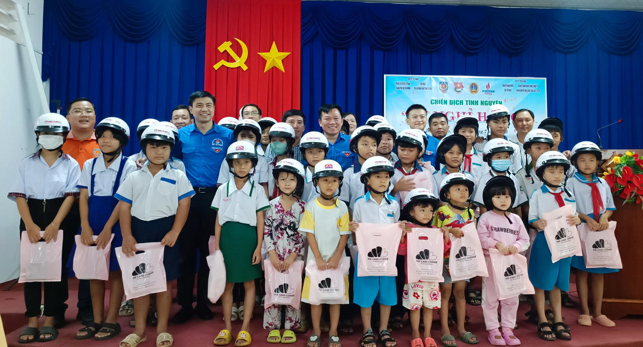 Đoàn Thanh niên Bộ Tư pháp mang pháp luật và an sinh đến với mảnh đất cực Nam của Tổ quốc