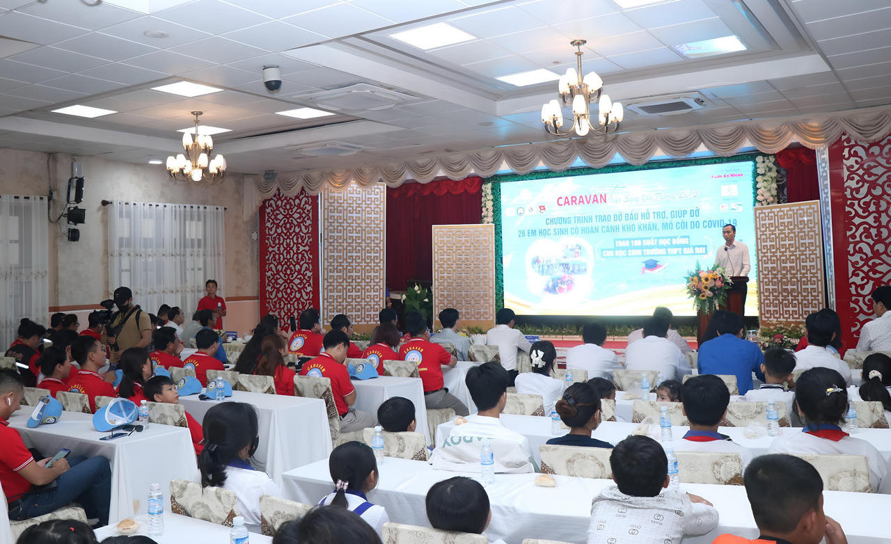 Trao nhiều suất học bổng và xe đạp cho học sinh khó khăn, mồ côi do COVID-19 ở Bạc Liêu