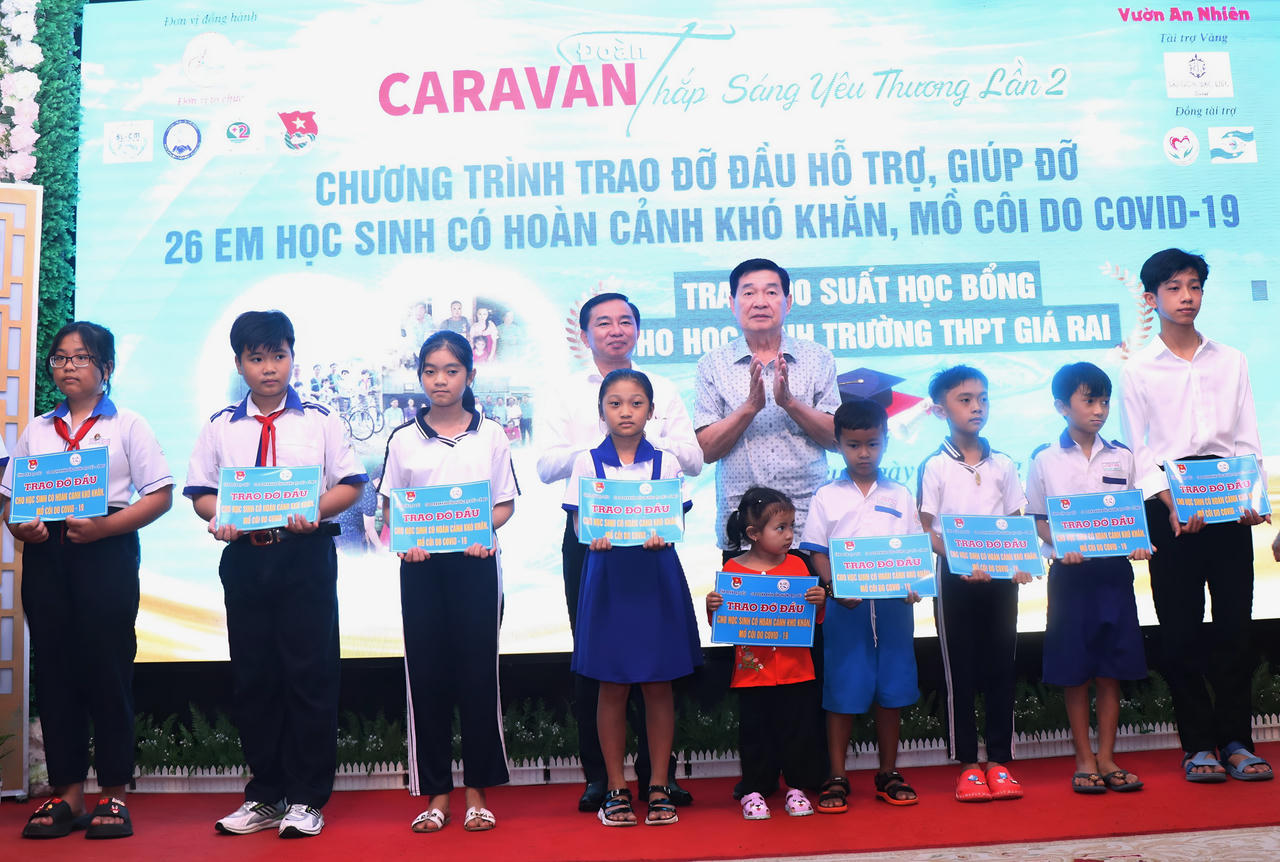 Trao nhiều suất học bổng và xe đạp cho học sinh khó khăn, mồ côi do COVID-19 ở Bạc Liêu