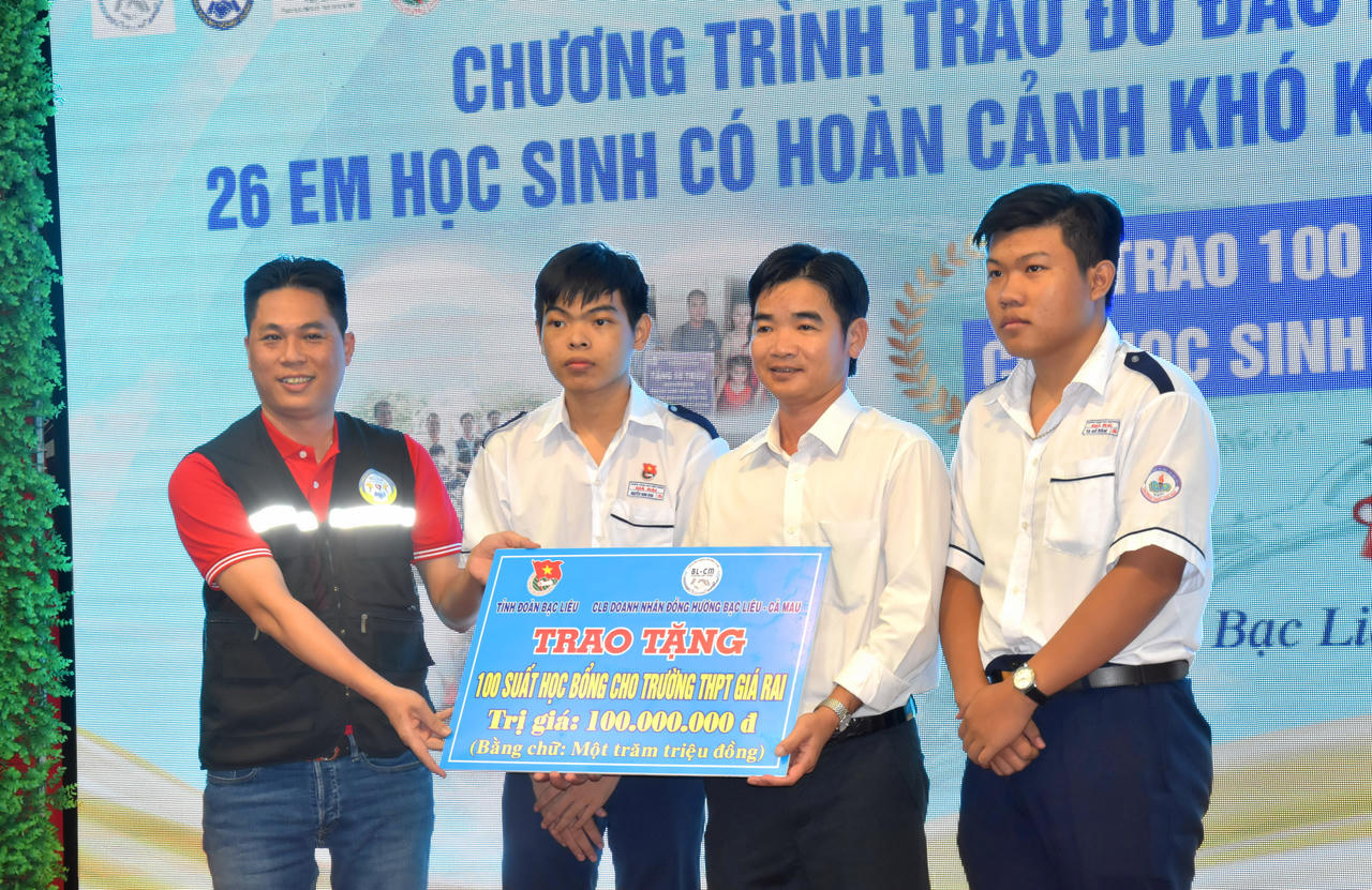 Trao nhiều suất học bổng và xe đạp cho học sinh khó khăn, mồ côi do COVID-19 ở Bạc Liêu