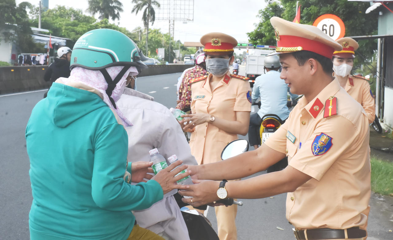 Cảnh sát giao thông Bạc Liêu tiếp sức người dân về quê nghỉ Lễ 2/9