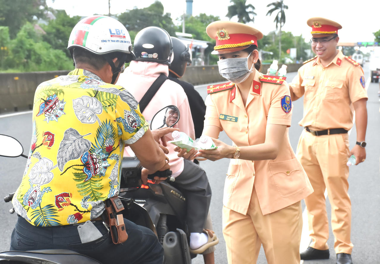 Cảnh sát giao thông Bạc Liêu tiếp sức người dân về quê nghỉ Lễ 2/9