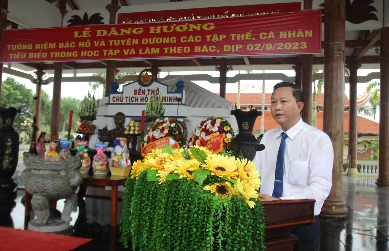 Dòng người thành kính dâng hương tưởng niệm Bác Hồ ở Bạc Liêu