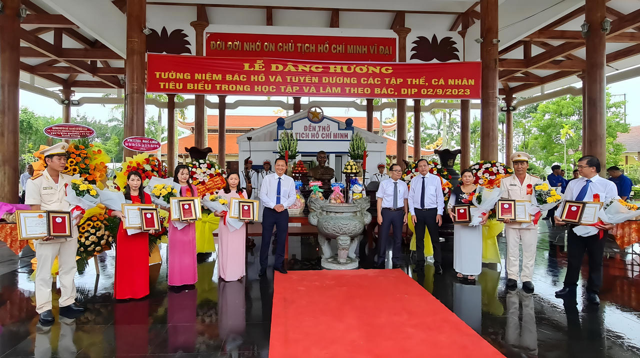 Dòng người thành kính dâng hương tưởng niệm Bác Hồ ở Bạc Liêu