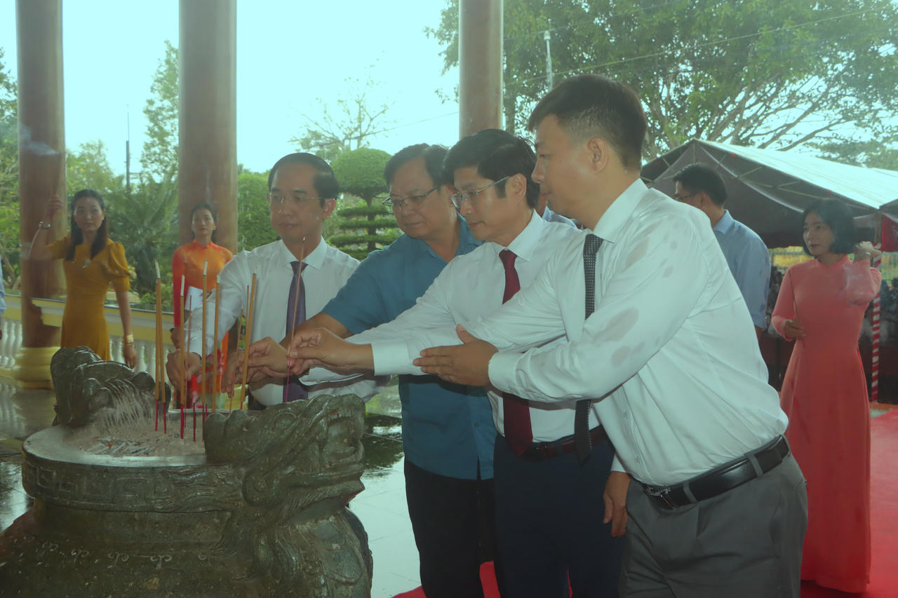 Dòng người thành kính dâng hương tưởng niệm Bác Hồ ở Bạc Liêu