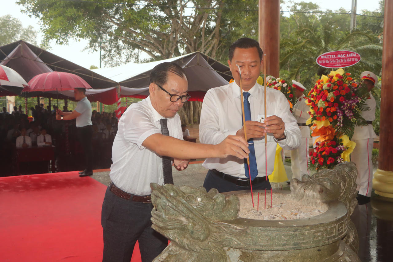 Dòng người thành kính dâng hương tưởng niệm Bác Hồ ở Bạc Liêu