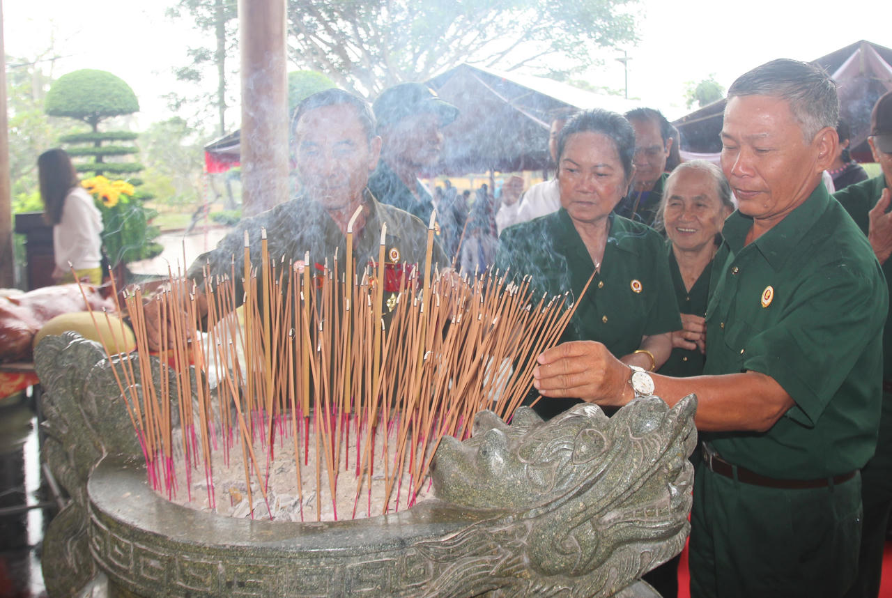 Dòng người thành kính dâng hương tưởng niệm Bác Hồ ở Bạc Liêu