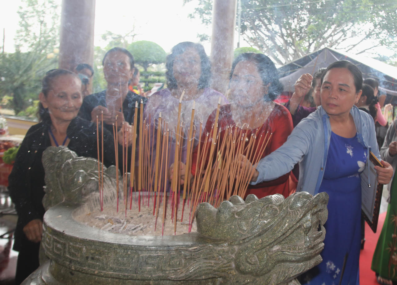 Dòng người thành kính dâng hương tưởng niệm Bác Hồ ở Bạc Liêu