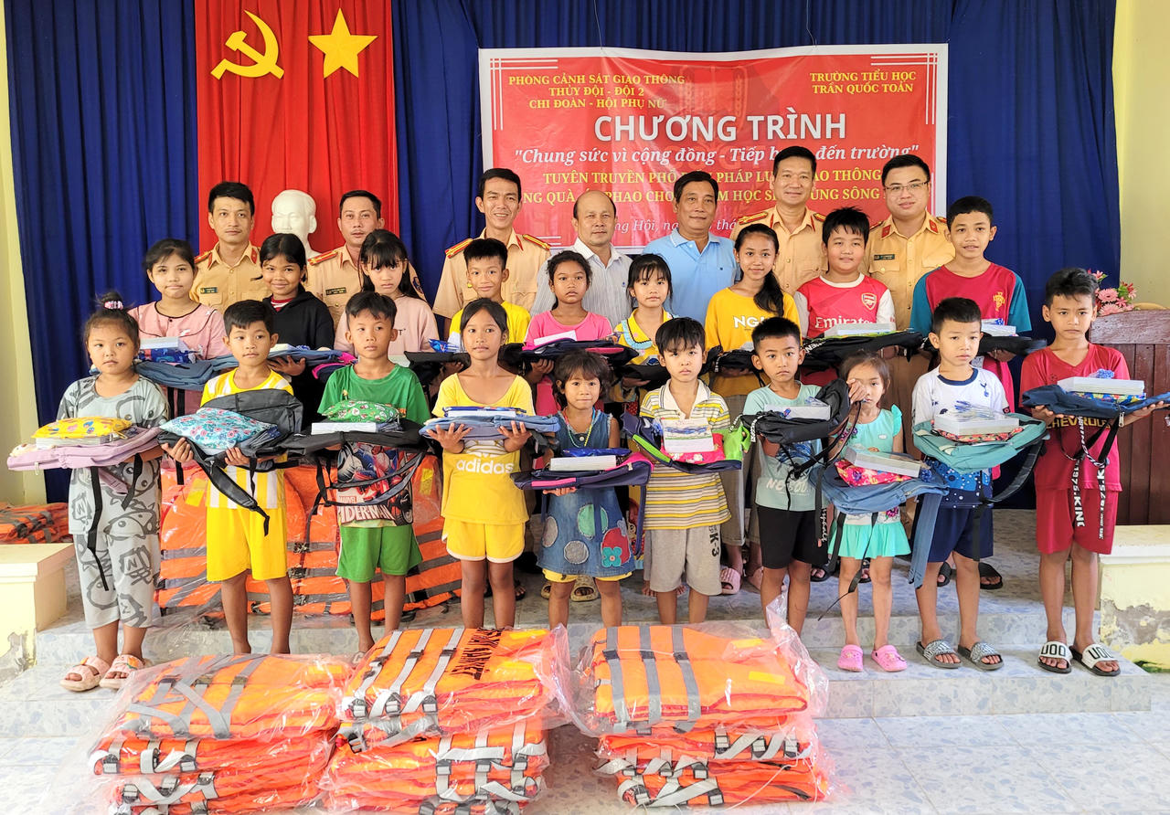 Tiếp bước đến trường cho học sinh có hoàn cảnh khó khăn ở Bạc Liêu