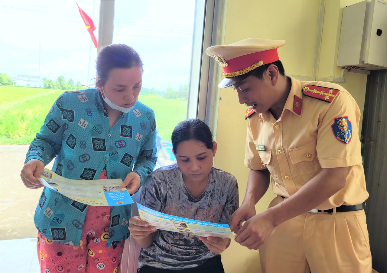 Tiếp bước đến trường cho học sinh có hoàn cảnh khó khăn ở Bạc Liêu