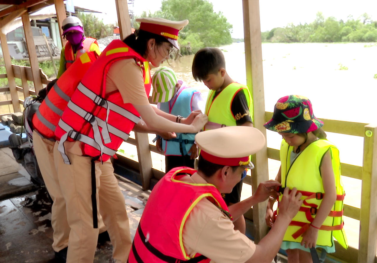 Tiếp bước đến trường cho học sinh có hoàn cảnh khó khăn ở Bạc Liêu