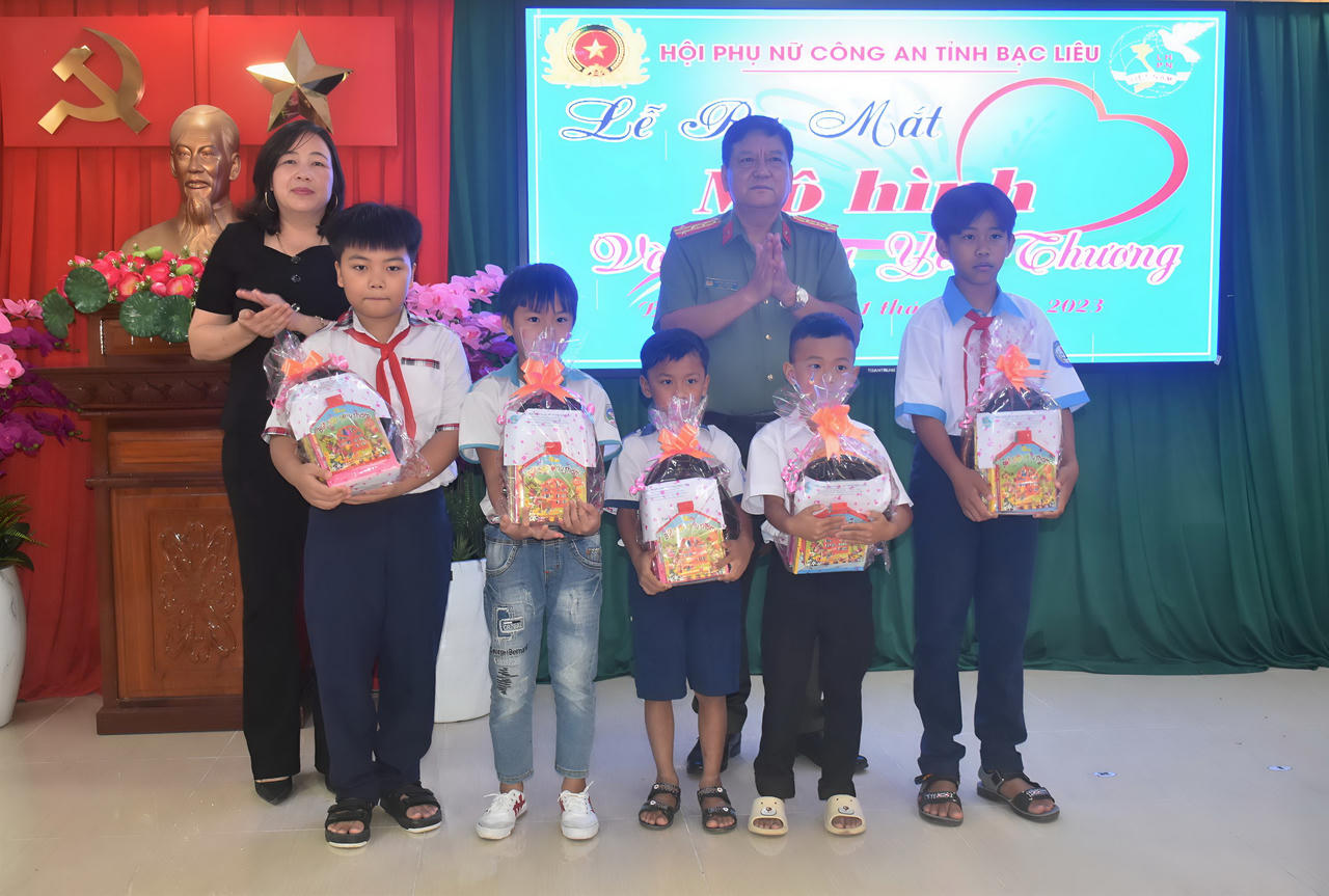 Lan tỏa “vòng tay yêu thương” từ những nữ chiến sĩ Công an Bạc Liêu