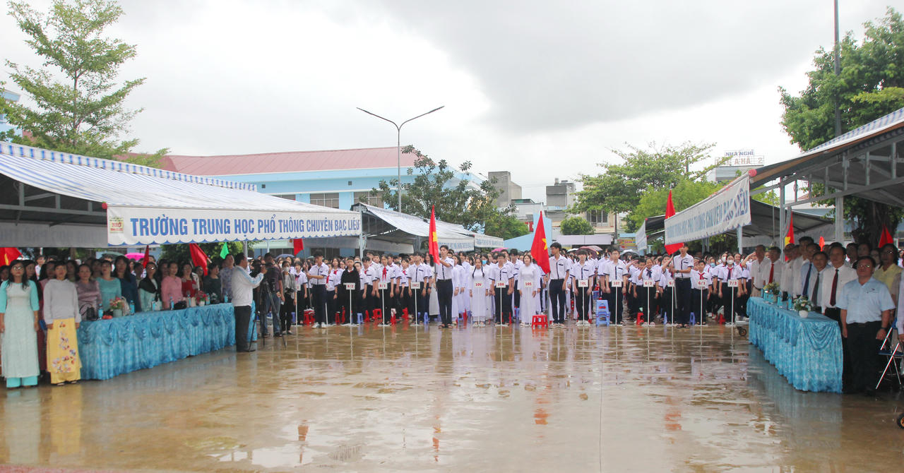 Tưng bừng khai giảng năm học mới trên mọi miền đất nước