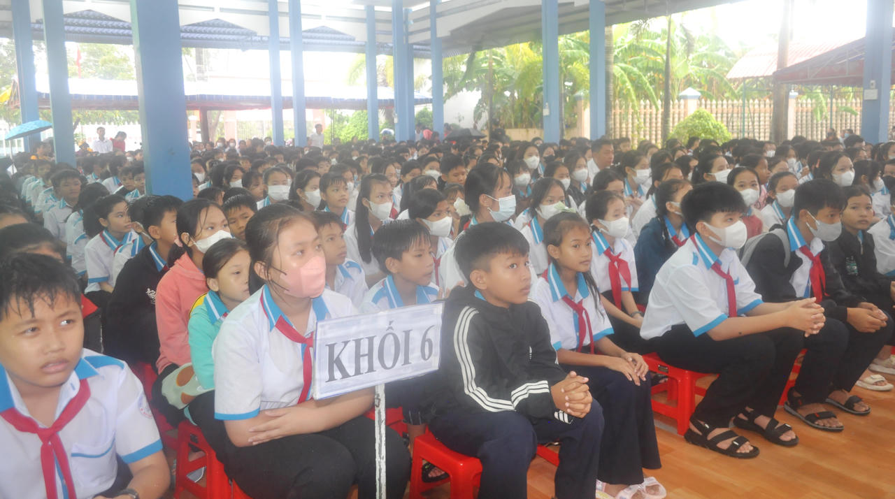 Tưng bừng khai giảng năm học mới trên mọi miền đất nước