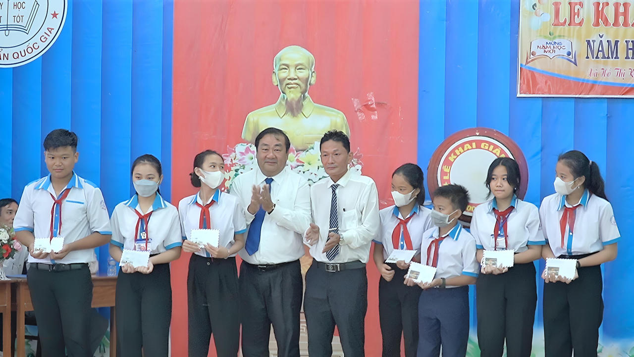 Tưng bừng khai giảng năm học mới trên mọi miền đất nước