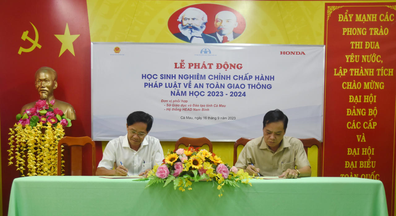 Lễ phát động học sinh nghiêm chỉnh chấp hành pháp luật về an toàn giao thông ở Cà Mau