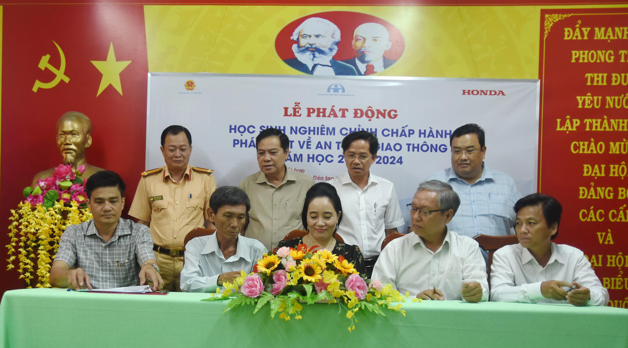 Lễ phát động học sinh nghiêm chỉnh chấp hành pháp luật về an toàn giao thông ở Cà Mau