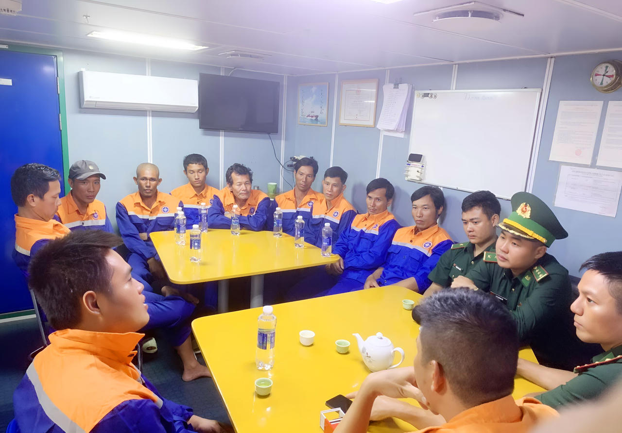 Cứu 10 thuyền viên Bạc Liêu bị nạn trên biển 