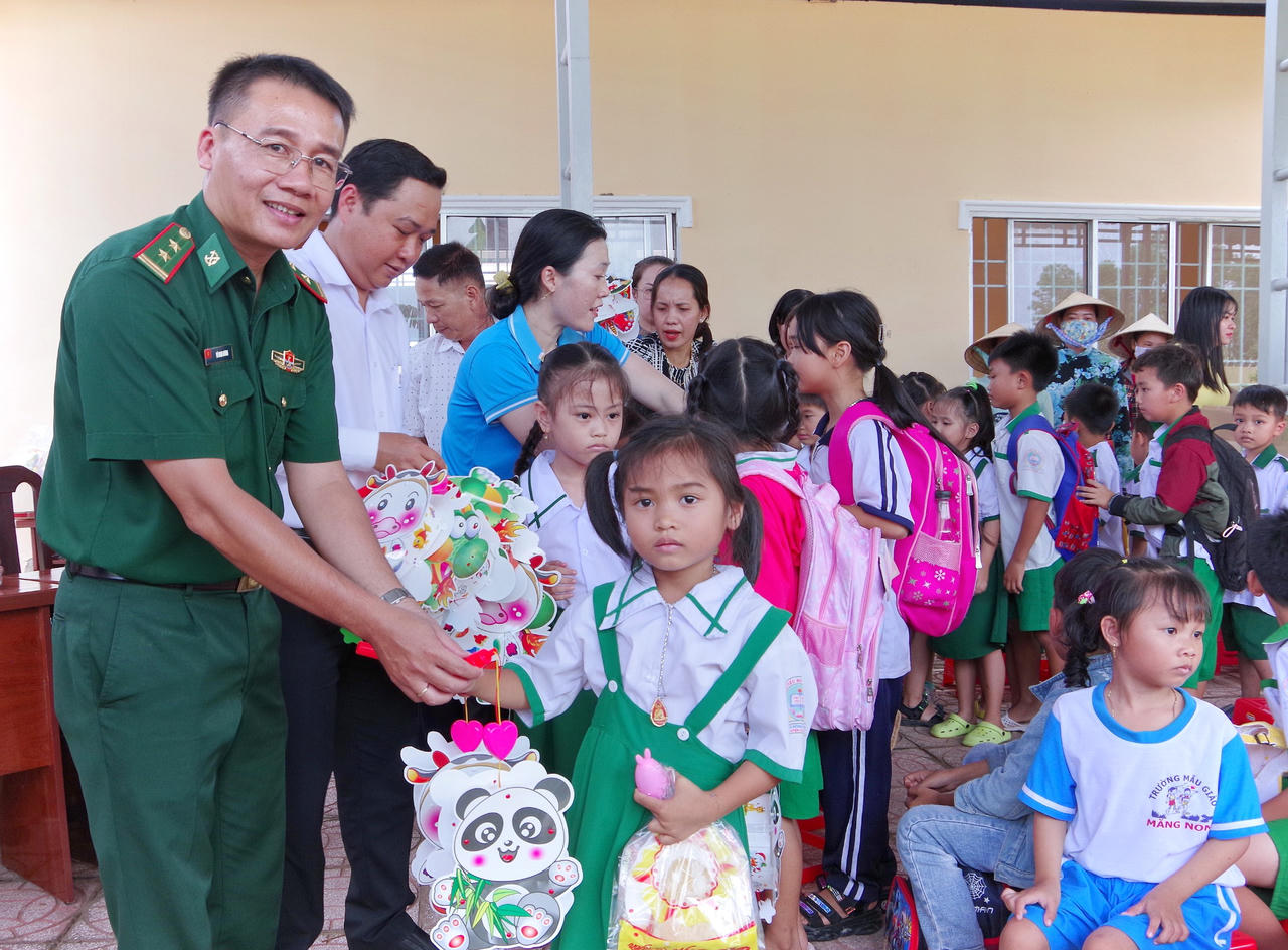 Mang niềm vui Tết Trung thu cho học sinh còn khó khăn ở vùng quê Cà Mau