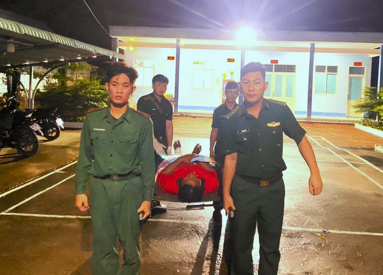 Tặng Bằng khen cho Bộ đội Biên phòng Cà Mau cứu vớt thuyền viên bị chìm tàu trên biển