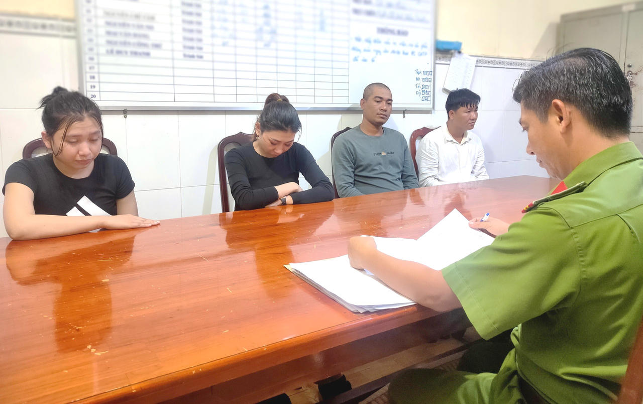 Bắt quả tang 4 nam nữ sử dụng trái phép chất ma túy tại quán karaoke ở Bạc Liêu