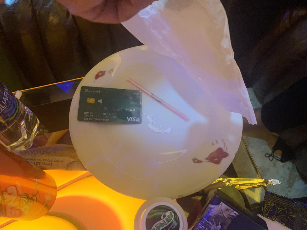 Bắt quả tang 4 nam nữ sử dụng trái phép chất ma túy tại quán karaoke ở Bạc Liêu