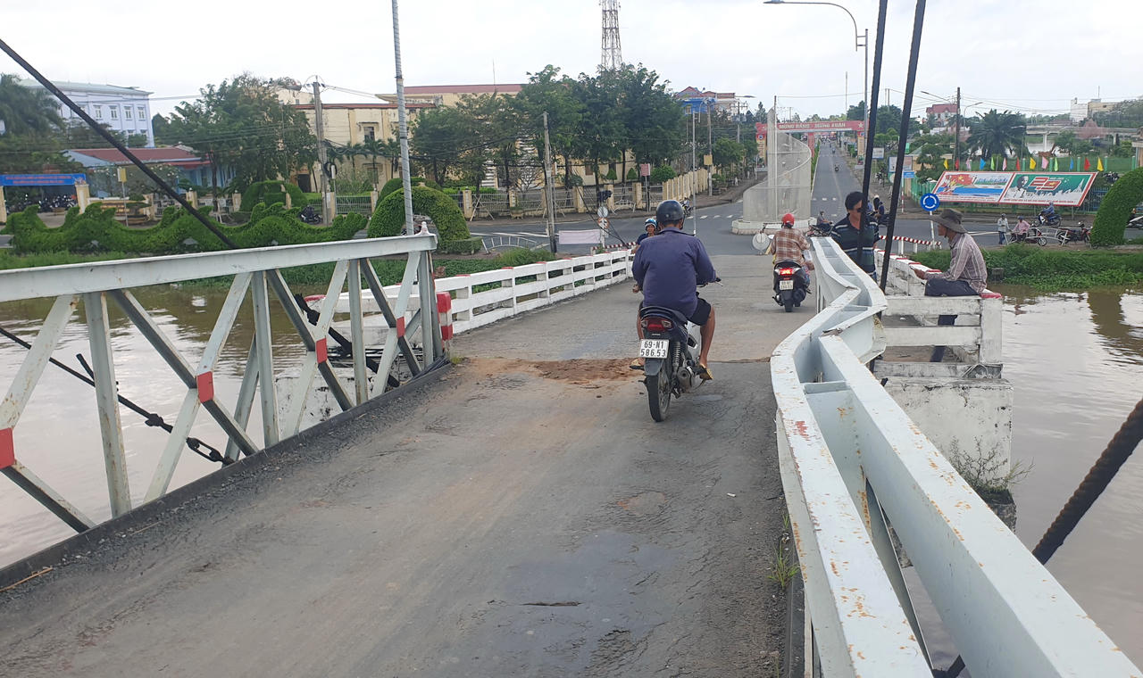 Sở GTVT tỉnh Cà Mau báo cáo vụ xe tải 31 tấn làm biến dạng cầu treo dân sinh