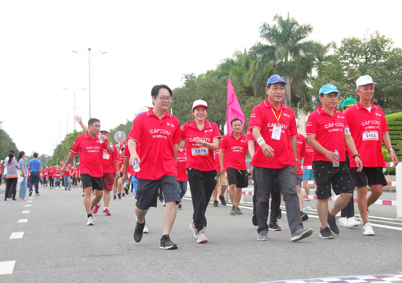 Giải đi bộ nâng cao nhận thức cộng đồng về bệnh đột quỵ tại Bạc Liêu