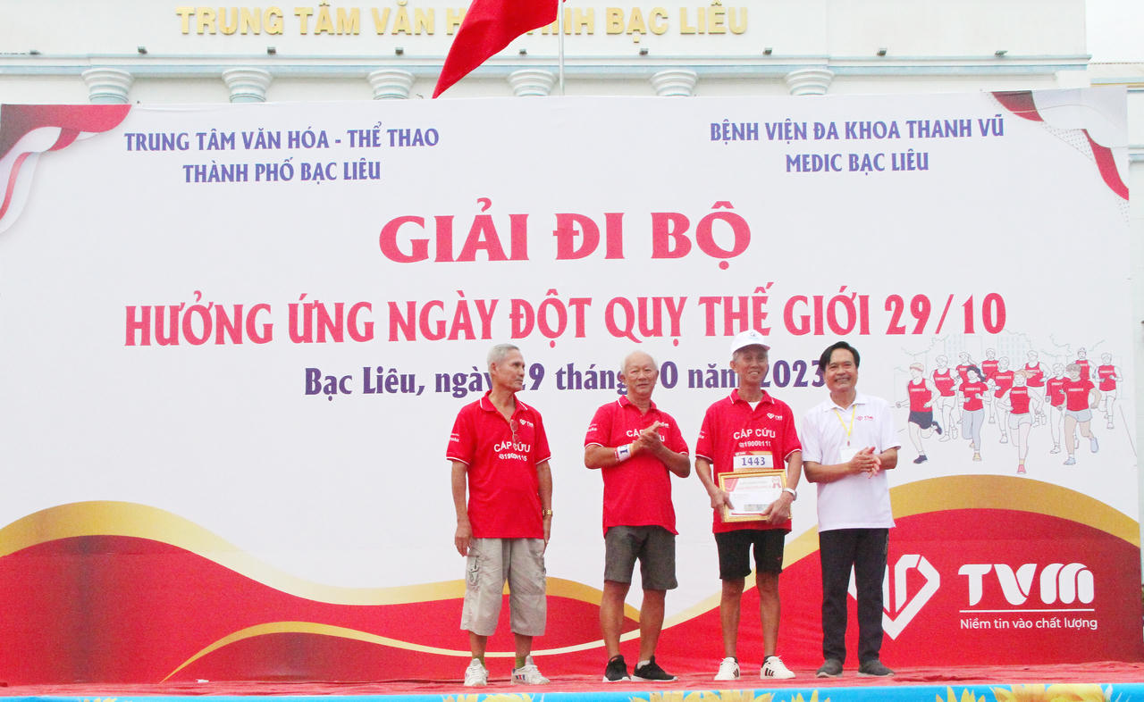 Giải đi bộ nâng cao nhận thức cộng đồng về bệnh đột quỵ tại Bạc Liêu