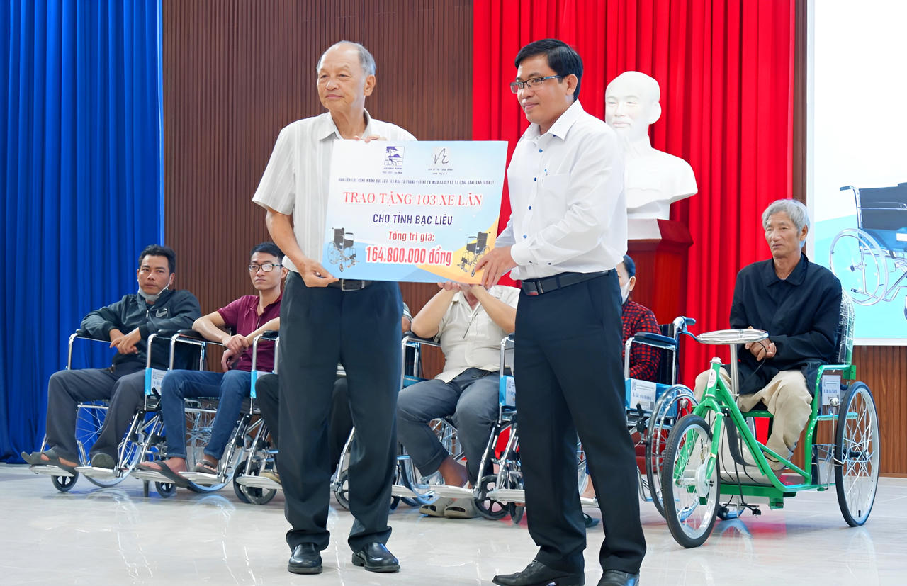 Trao 103 xe lăn cho người khuyết tật ở Bạc Liêu