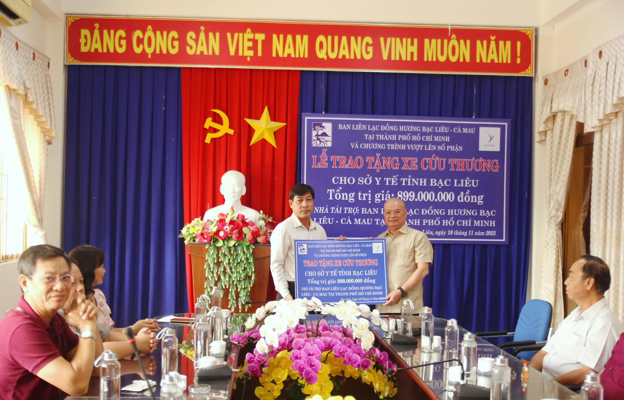 Ban Liên lạc đồng hương tặng xe cấp cứu tại tỉnh Bạc Liêu và Cà Mau