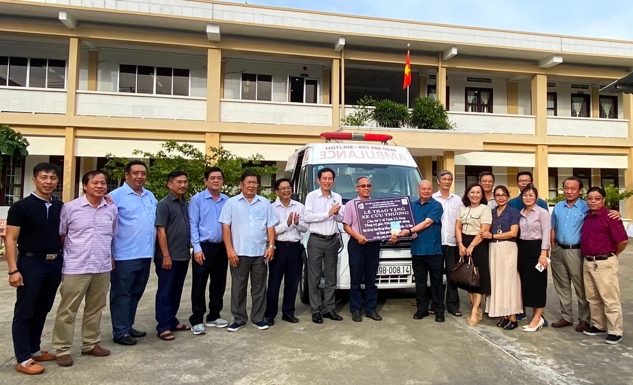 Ban Liên lạc đồng hương tặng xe cấp cứu tại tỉnh Bạc Liêu và Cà Mau
