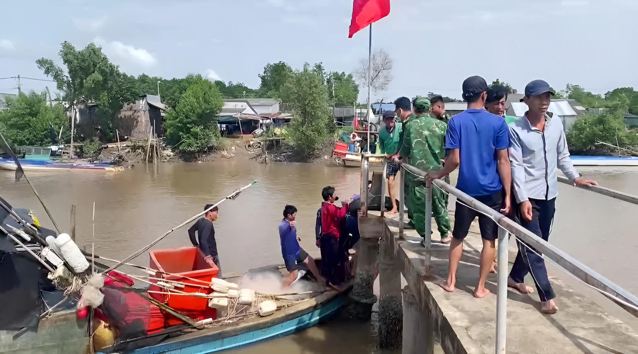 Kịp thời cứu vớt 7 thuyền viên trôi dạt trên biển Bạc Liêu