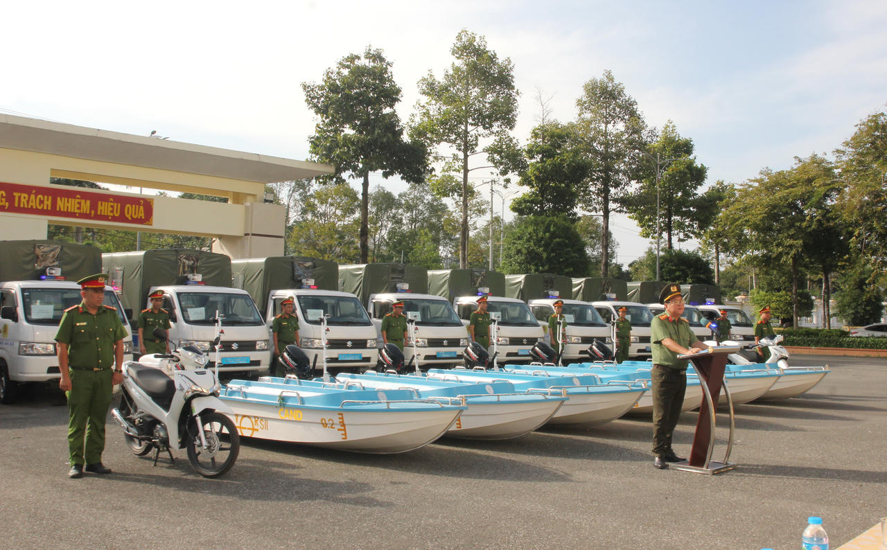 Công an tỉnh Bạc Liêu bàn giao phương tiện chuyên dùng cho lực lượng Công an xã, phường, thị trấn