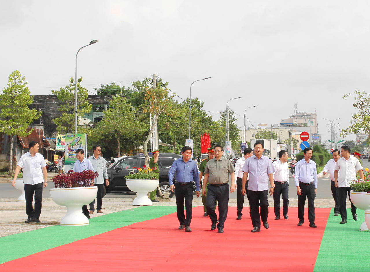 Chùm ảnh: Thủ tướng Chính phủ Phạm Minh Chính tham quan các gian hàng trưng bày tại Festival Tôm Cà Mau 2023