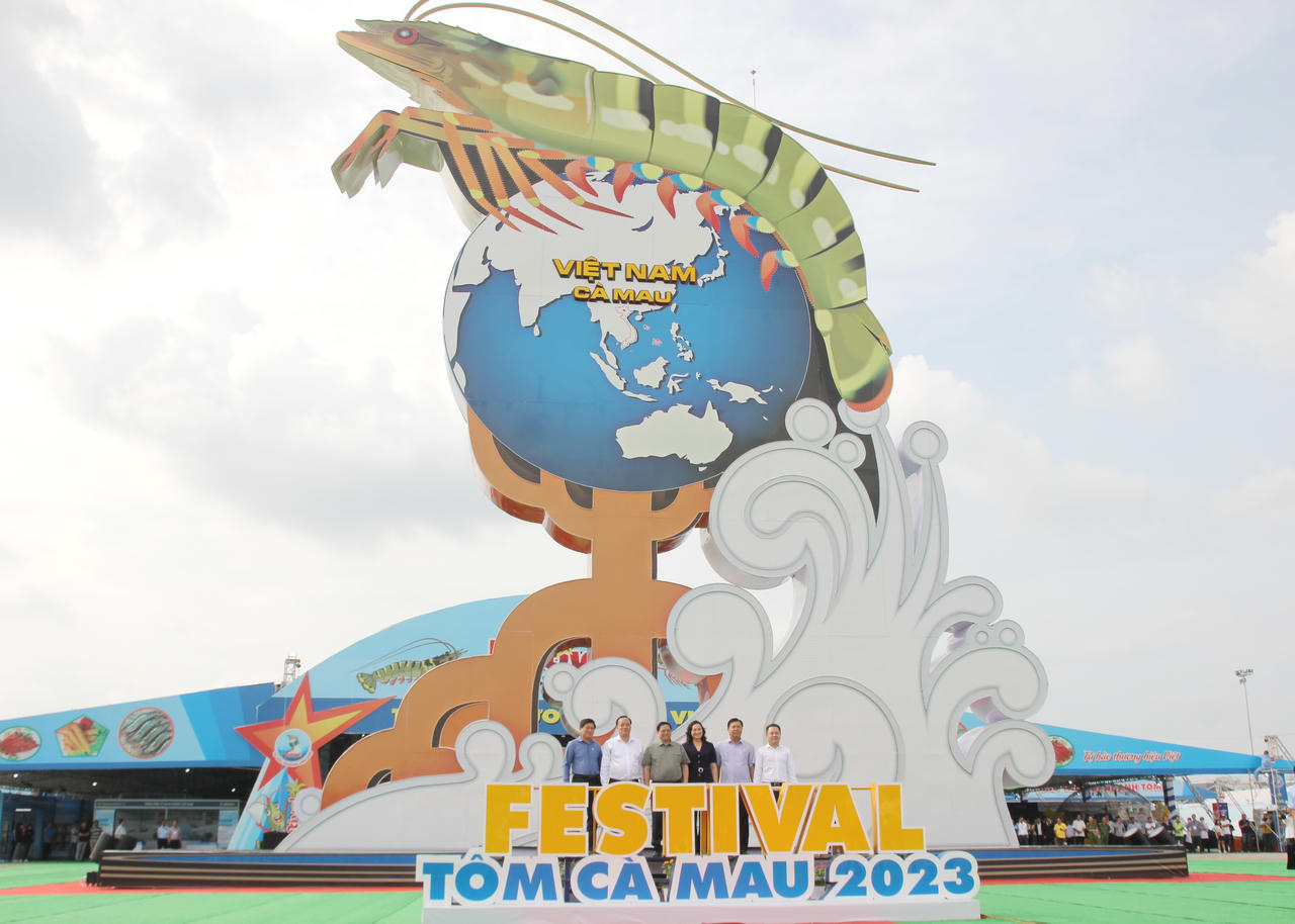 Chùm ảnh: Thủ tướng Chính phủ Phạm Minh Chính tham quan các gian hàng trưng bày tại Festival Tôm Cà Mau 2023