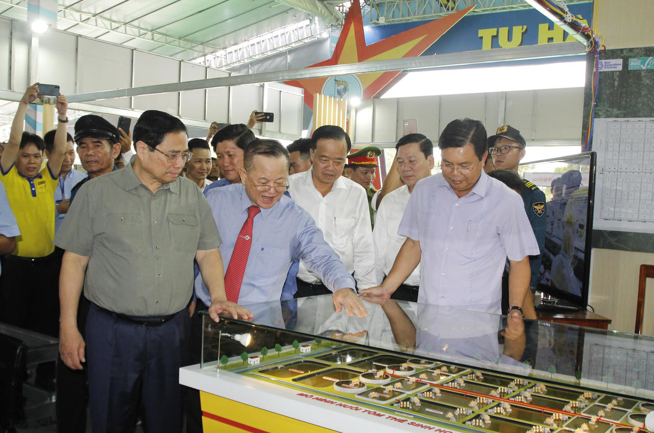 Chùm ảnh: Thủ tướng Chính phủ Phạm Minh Chính tham quan các gian hàng trưng bày tại Festival Tôm Cà Mau 2023