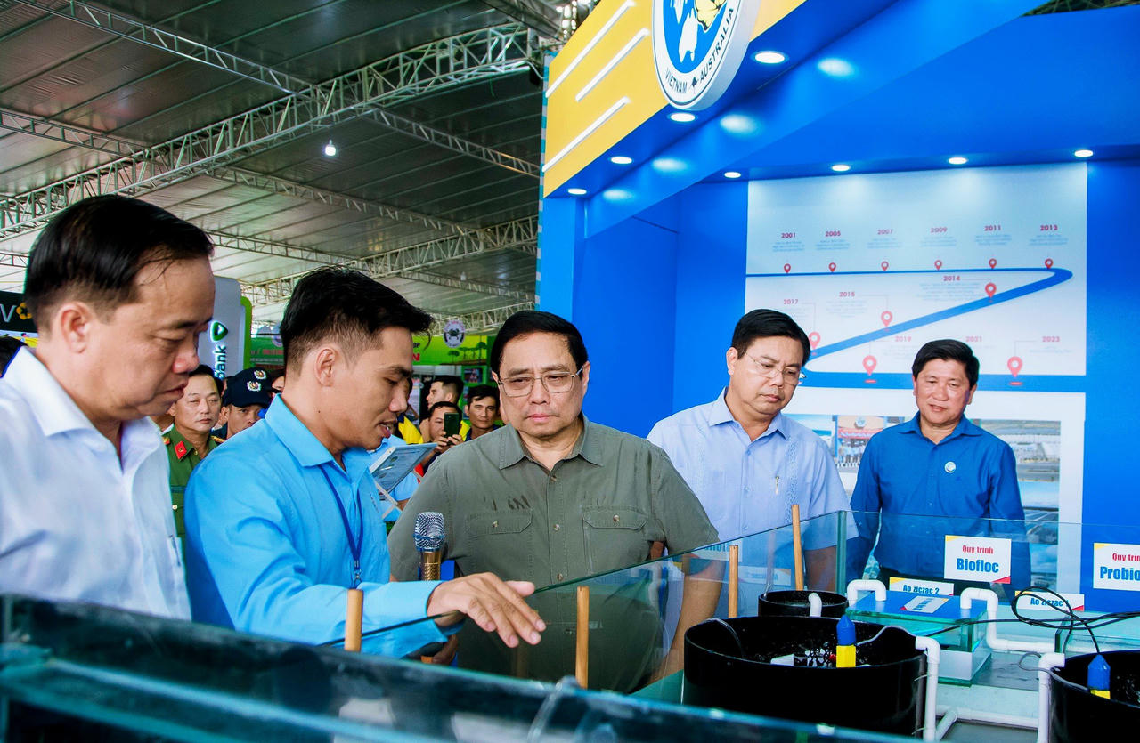 Chùm ảnh: Thủ tướng Chính phủ Phạm Minh Chính tham quan các gian hàng trưng bày tại Festival Tôm Cà Mau 2023