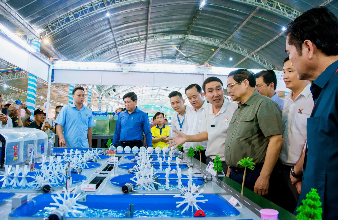 Chùm ảnh: Thủ tướng Chính phủ Phạm Minh Chính tham quan các gian hàng trưng bày tại Festival Tôm Cà Mau 2023