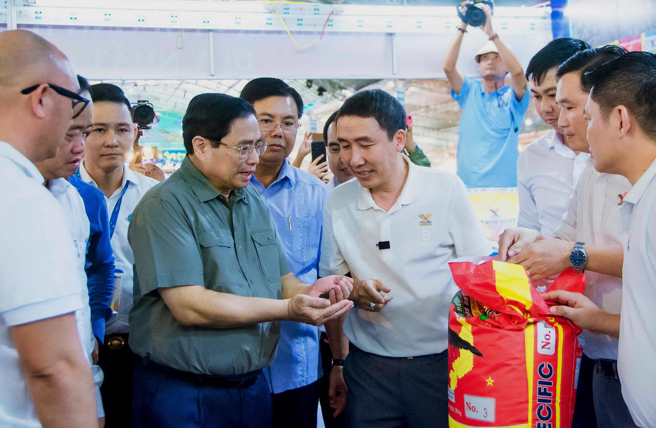 Chùm ảnh: Thủ tướng Chính phủ Phạm Minh Chính tham quan các gian hàng trưng bày tại Festival Tôm Cà Mau 2023