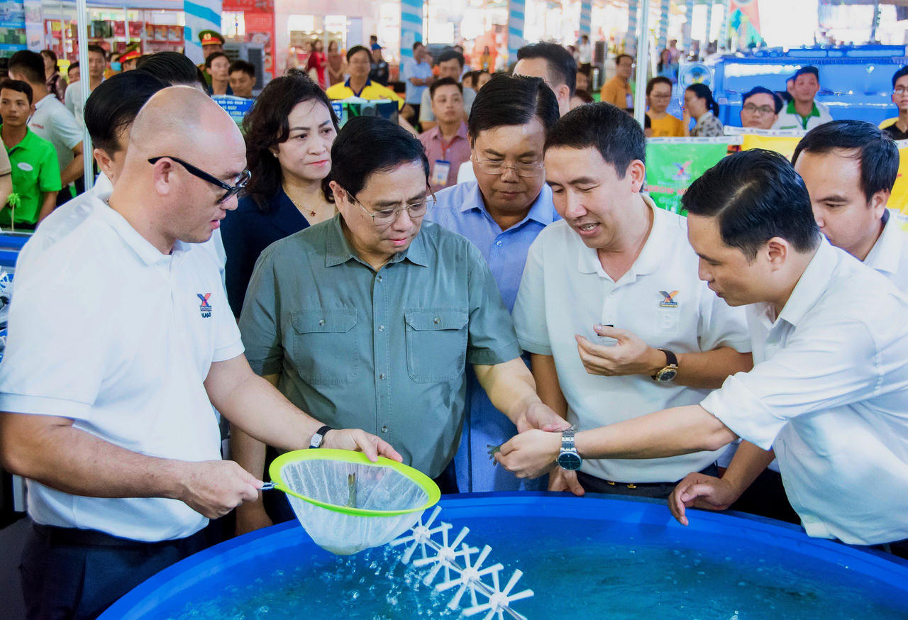 Chùm ảnh: Thủ tướng Chính phủ Phạm Minh Chính tham quan các gian hàng trưng bày tại Festival Tôm Cà Mau 2023