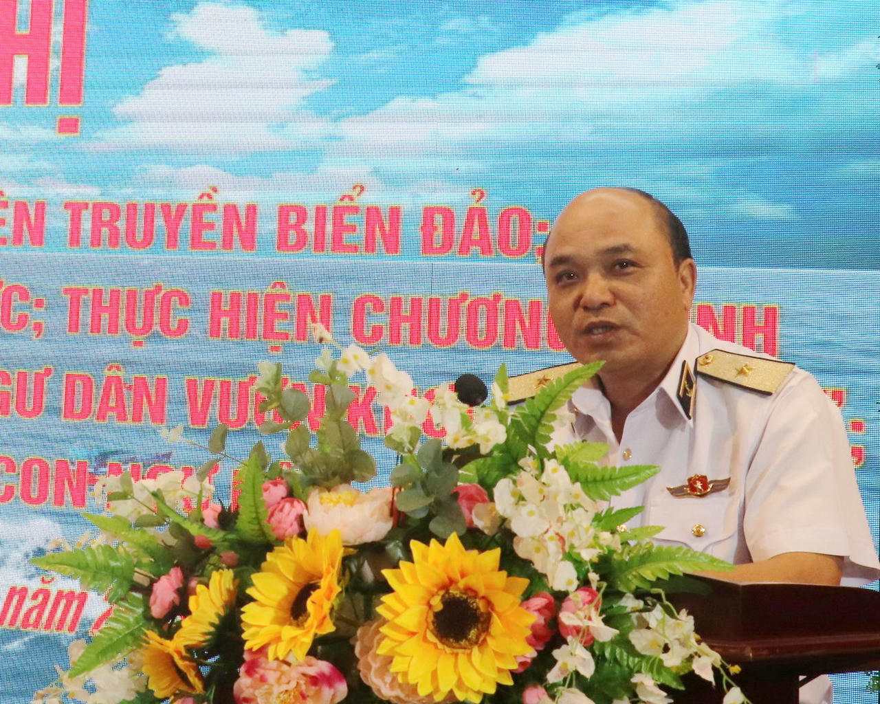 Hải quân Việt Nam làm điểm tựa cho ngư dân vươn khơi, bám biển