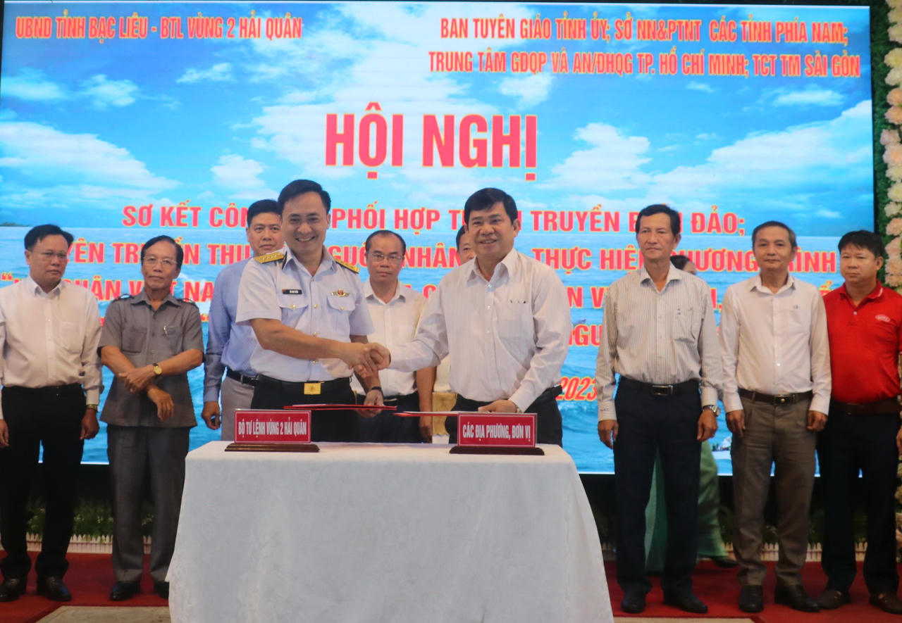 Hải quân Việt Nam làm điểm tựa cho ngư dân vươn khơi, bám biển