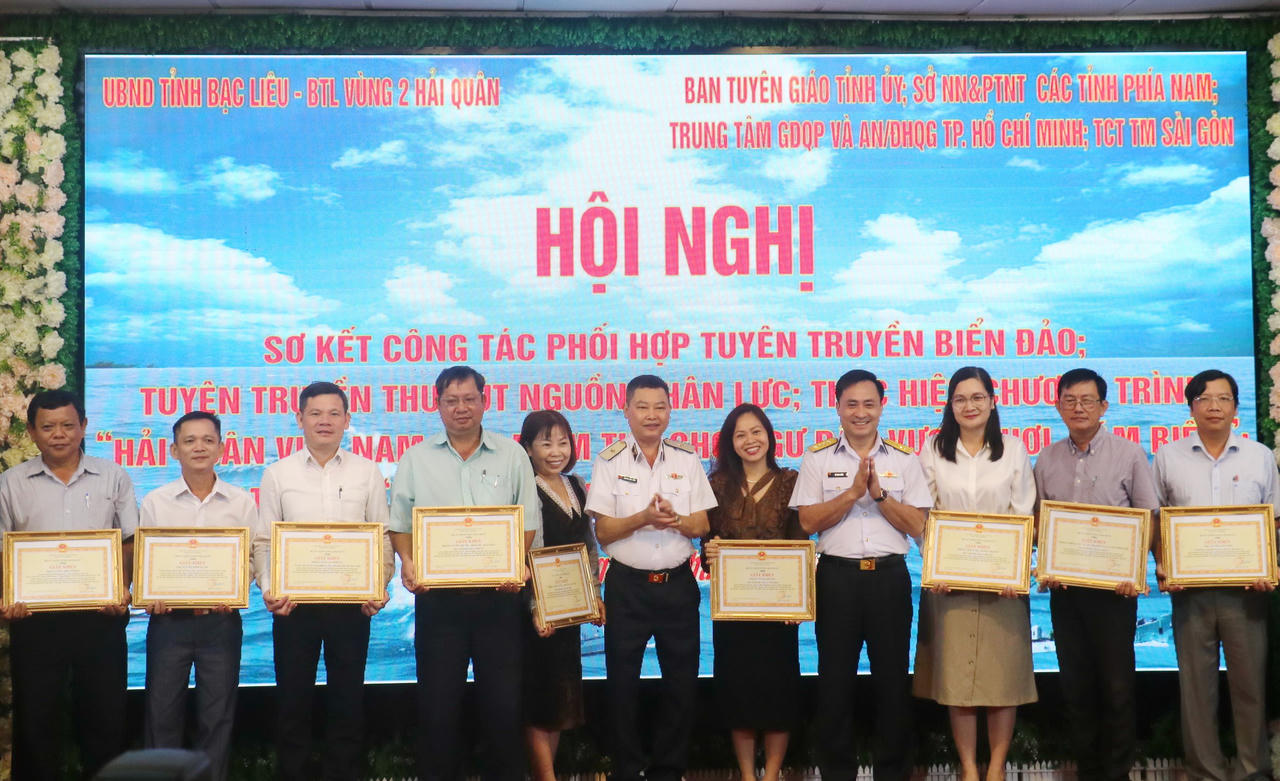 Hải quân Việt Nam làm điểm tựa cho ngư dân vươn khơi, bám biển