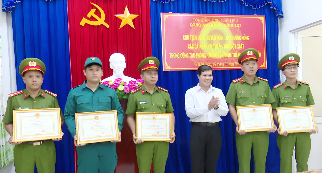 Bạc Liêu: Tặng giấy khen cho các cá nhân có thành tích xuất sắc trong đấu tranh phòng, chống tội phạm