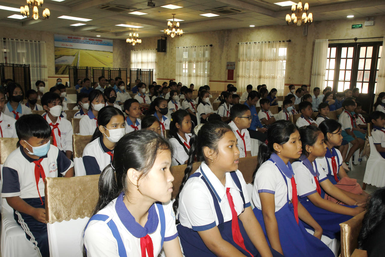 Trao học bổng CLB Vì Hoàng Sa - Trường Sa thân yêu tại Bạc Liêu