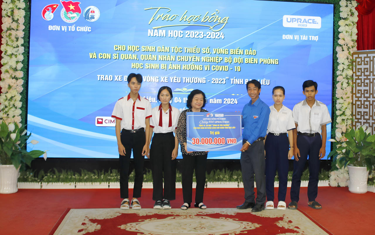 Trao học bổng CLB Vì Hoàng Sa - Trường Sa thân yêu tại Bạc Liêu