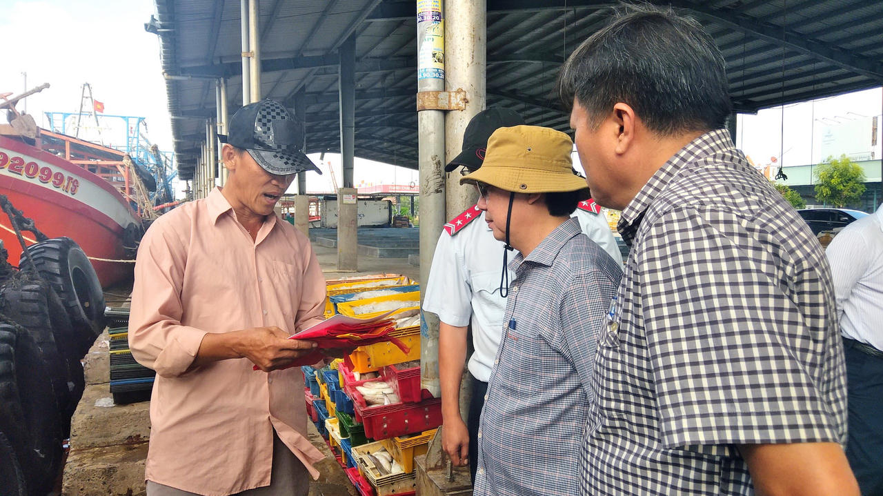 Chủ tịch tỉnh Cà Mau chỉ đạo 'hỏa tốc' xử lý tình trạng tranh chấp ngư trường