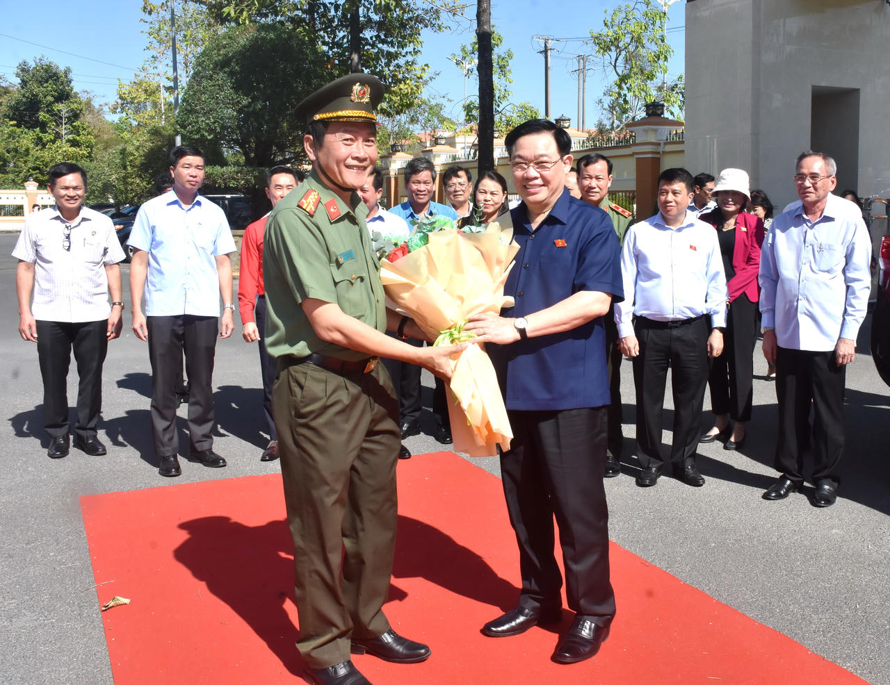 Chủ tịch Quốc hội Vương Đình Huệ chúc Tết lực lượng vũ trang tỉnh Bạc Liêu